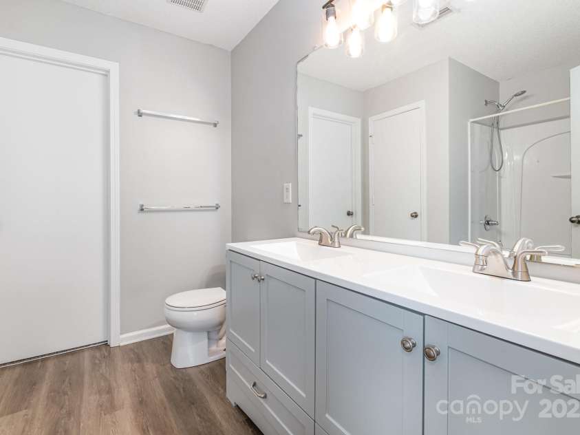 13816 Riding Hill Avenue, Charlotte, NC 28213.  MLS# CAR4255654, YatesRealty ID 15205. 