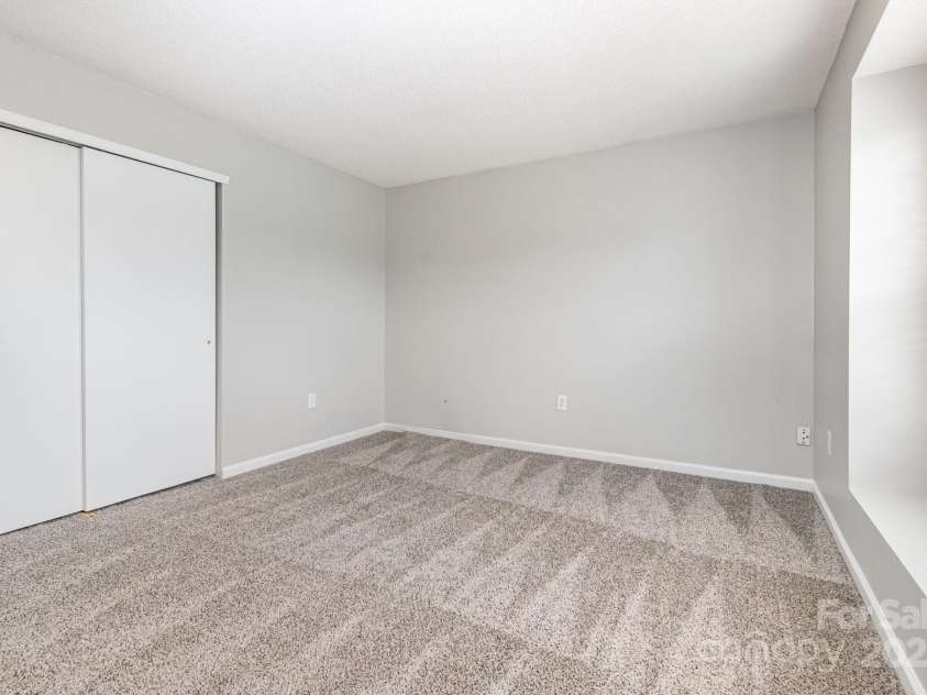 13816 Riding Hill Avenue, Charlotte, NC 28213.  MLS# CAR4255654, YatesRealty ID 15205. 