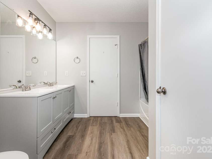 13816 Riding Hill Avenue, Charlotte, NC 28213.  MLS# CAR4255654, YatesRealty ID 15205. 