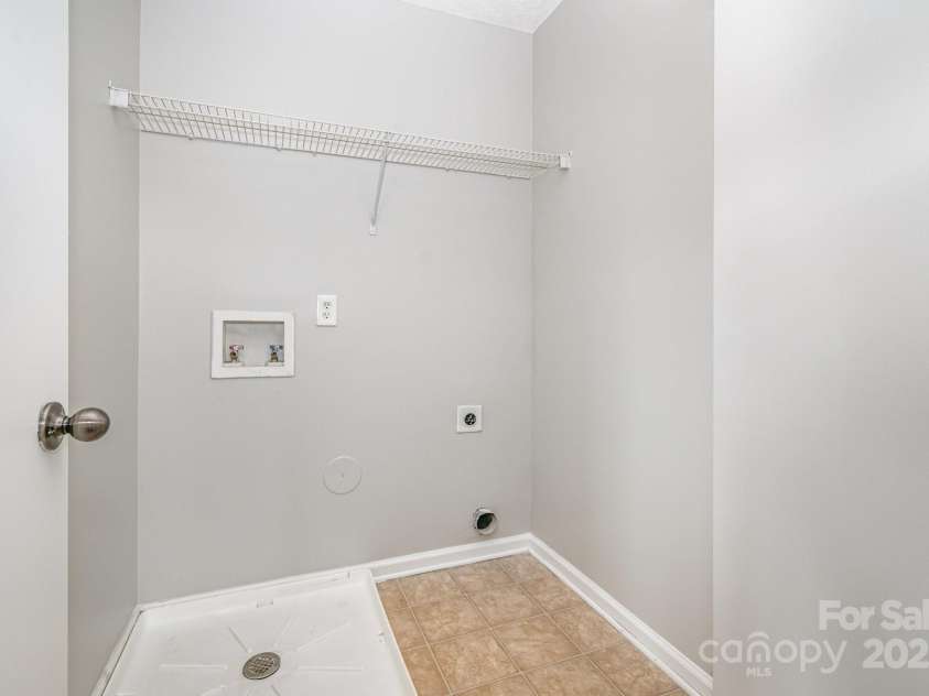 13816 Riding Hill Avenue, Charlotte, NC 28213.  MLS# CAR4255654, YatesRealty ID 15205. 