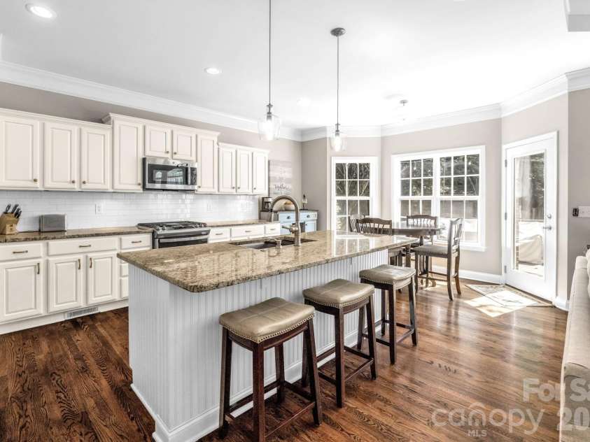 6111 Latta Springs Circle, Huntersville, NC 28078.  MLS# CAR4371848, YatesRealty ID 15205. Island plus breakfast area