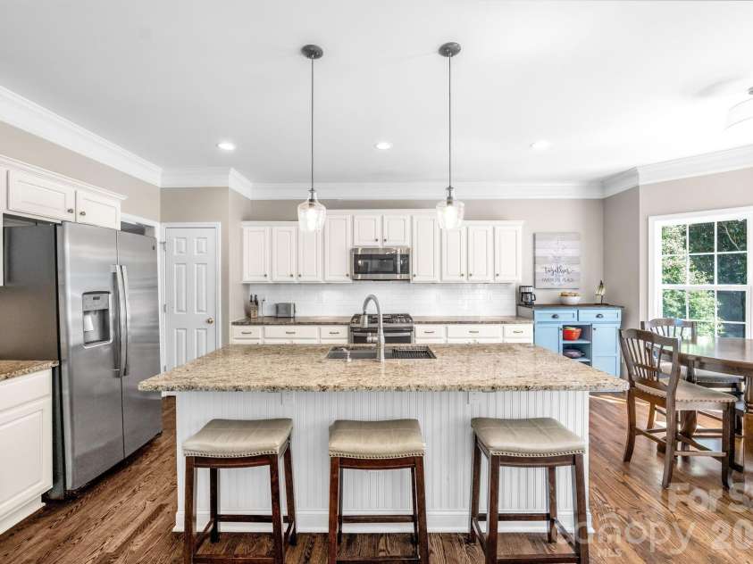 6111 Latta Springs Circle, Huntersville, NC 28078.  MLS# CAR4371848, YatesRealty ID 15205. Updated kitchen