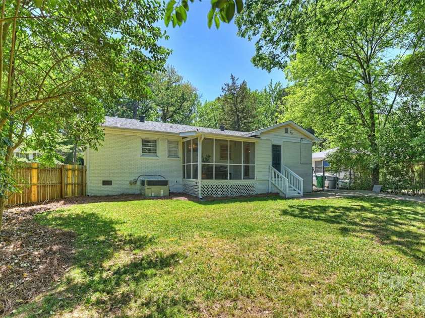 3915 Winfield Drive, Charlotte, NC 28205.  MLS# CAR4368848, YatesRealty ID 15207. 