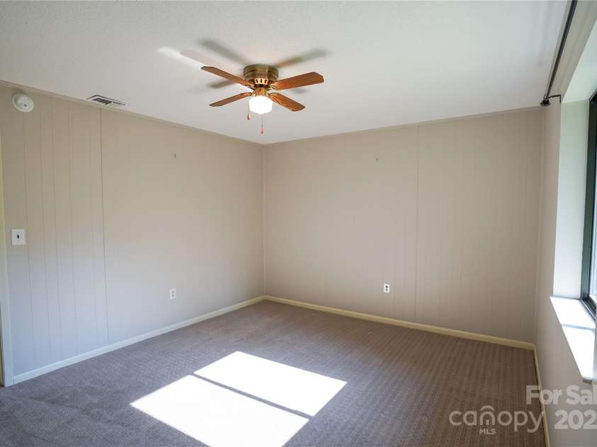 262 Rooster Cove, Brevard, NC 28712.  MLS# CAR4332799, YatesRealty ID 15209. Main level bedroom