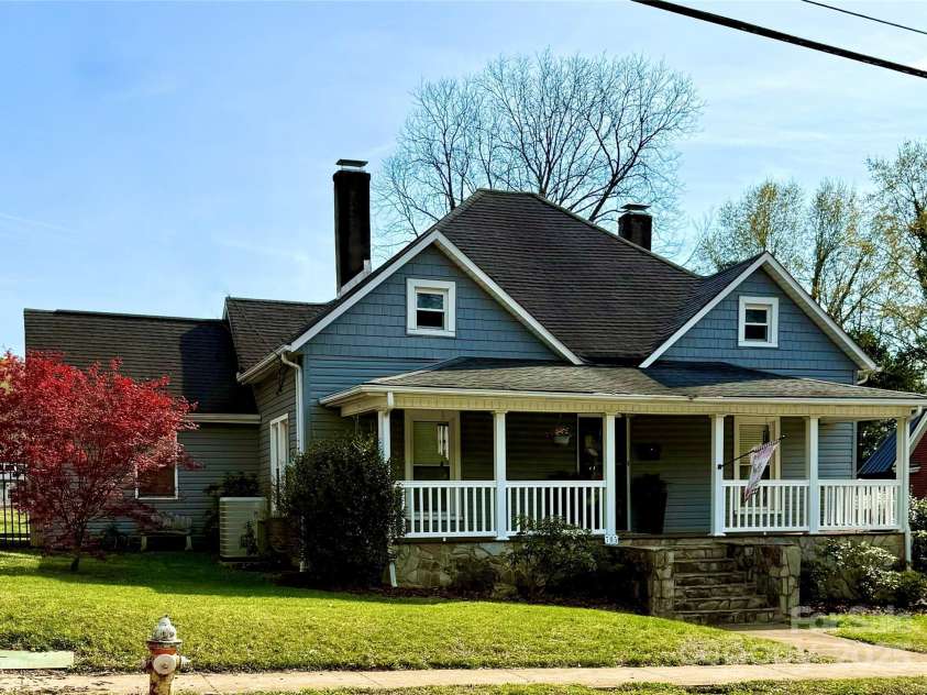 705 3rd Avenue, Hickory, NC 28601.  MLS# CAR4243431, YatesRealty ID 15209. 