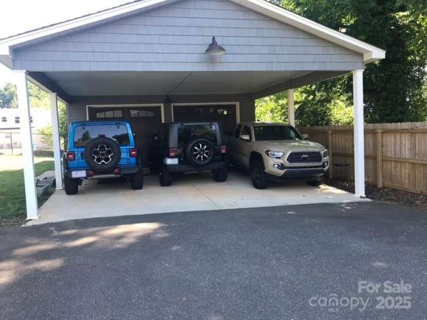 705 3rd Avenue, Hickory, NC 28601.  MLS# CAR4243431, YatesRealty ID 15209. 