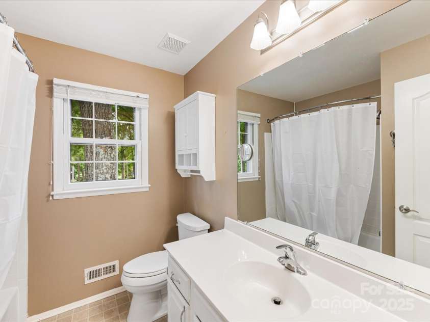 8201 Lansford Road, Charlotte, NC 28277.  MLS# CAR4261178, YatesRealty ID 15211. Full Bath
