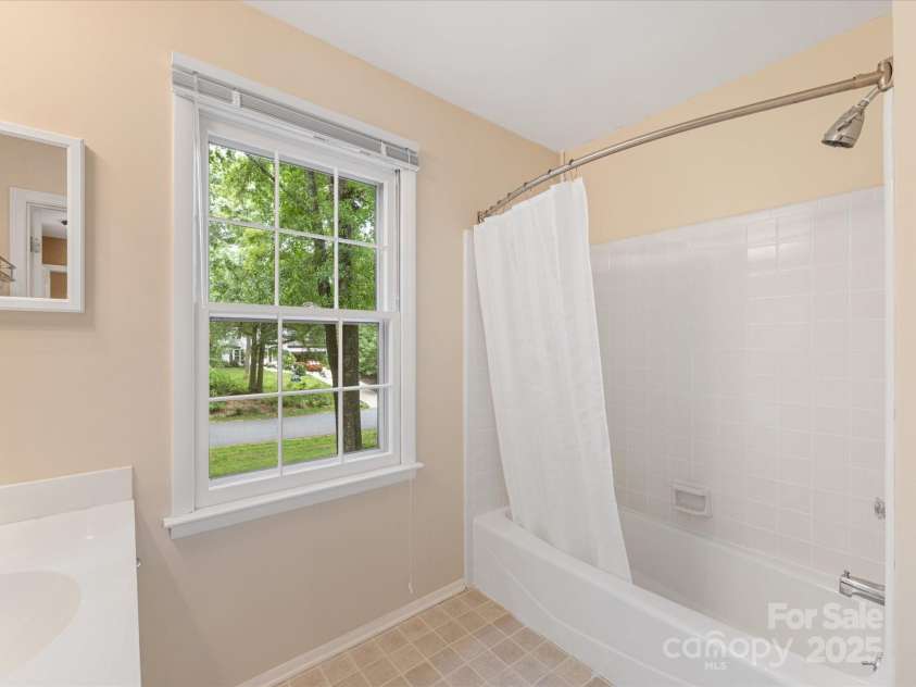 8201 Lansford Road, Charlotte, NC 28277.  MLS# CAR4261178, YatesRealty ID 15211. Primary Bath