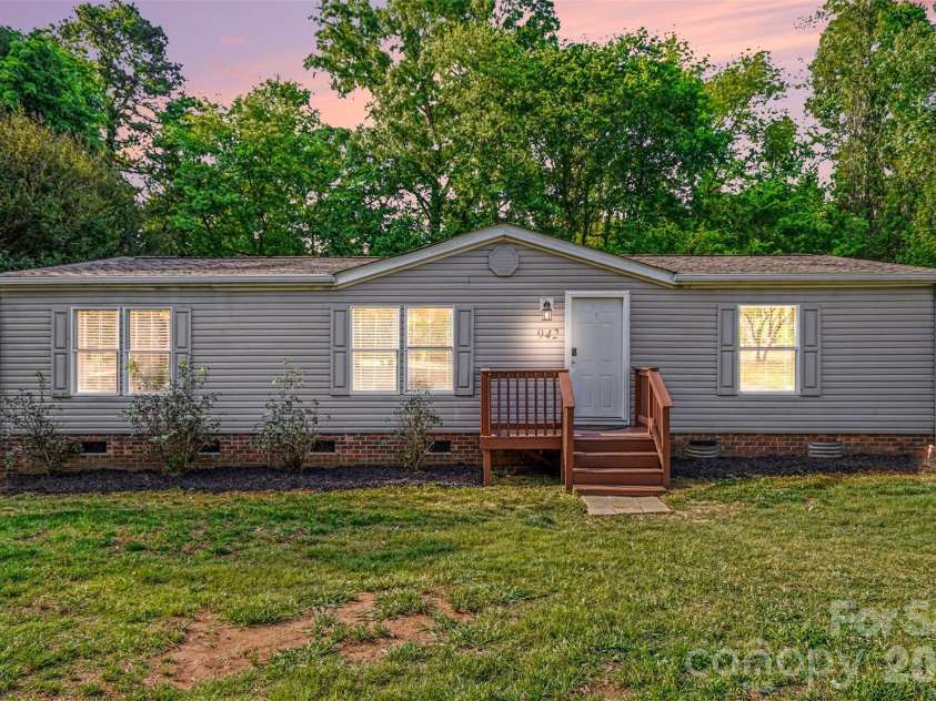 942 Stones Throw Drive, Concord, NC 28025.  MLS# CAR4364732, YatesRealty ID 15211. 