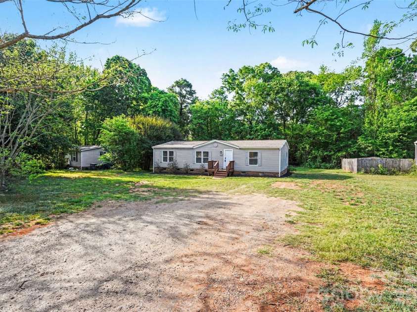 942 Stones Throw Drive, Concord, NC 28025.  MLS# CAR4364732, YatesRealty ID 15211. 