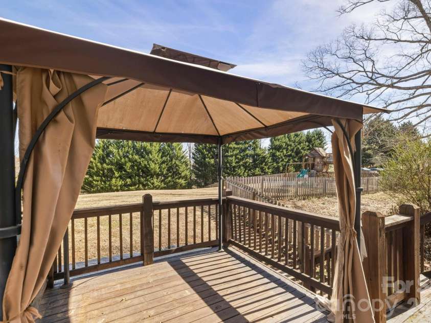 4 Carter Hill Drive, Leicester, NC 28748.  MLS# CAR4342049, YatesRealty ID 15212. 