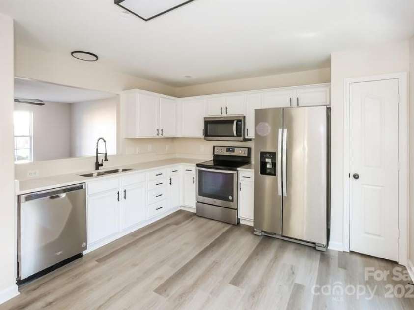 2868 Oasis Lane, Charlotte, NC 28214.  MLS# CAR4231516, YatesRealty ID 15213. Kitchen