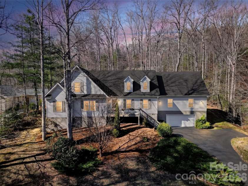 122 Loggers Run, Hendersonville, NC 28739.  MLS# CAR4355487, YatesRealty ID 15215. 