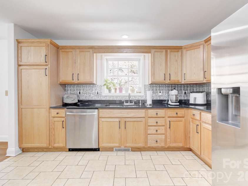 122 Loggers Run, Hendersonville, NC 28739.  MLS# CAR4355487, YatesRealty ID 15215. 