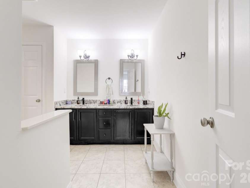 122 Loggers Run, Hendersonville, NC 28739.  MLS# CAR4355487, YatesRealty ID 15215. 