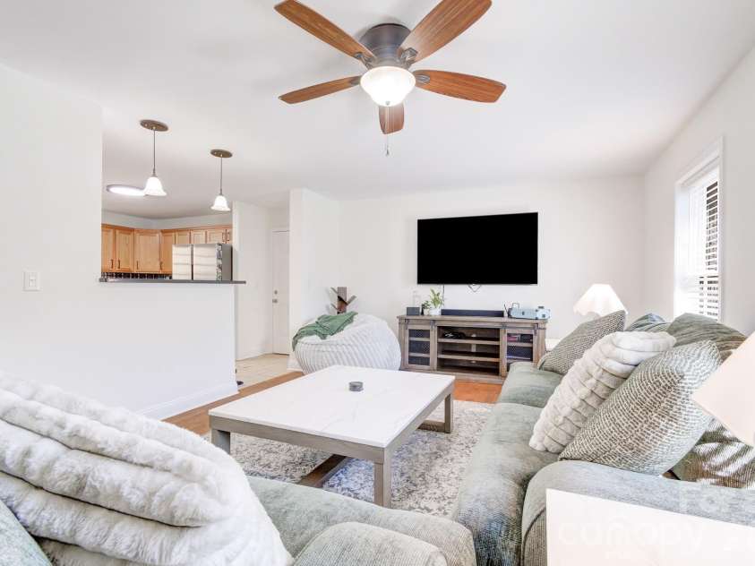 122 Loggers Run, Hendersonville, NC 28739.  MLS# CAR4355487, YatesRealty ID 15215. 