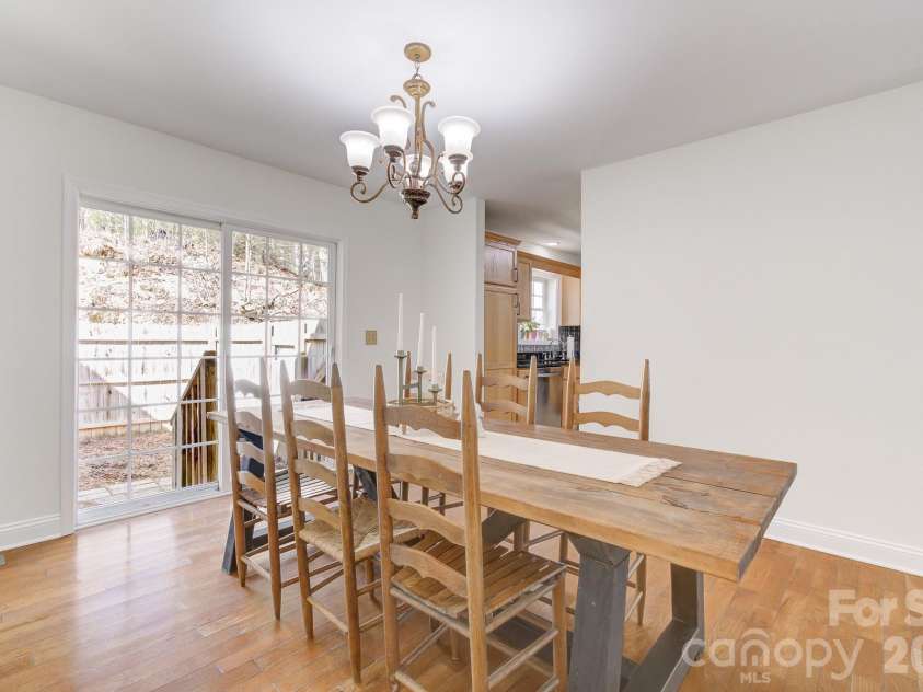 122 Loggers Run, Hendersonville, NC 28739.  MLS# CAR4355487, YatesRealty ID 15215. 