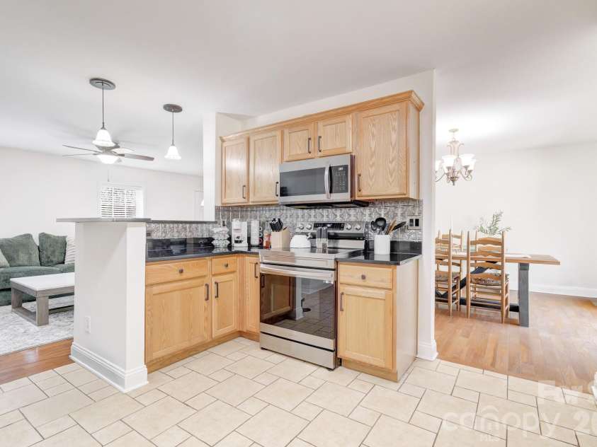 122 Loggers Run, Hendersonville, NC 28739.  MLS# CAR4355487, YatesRealty ID 15215. 