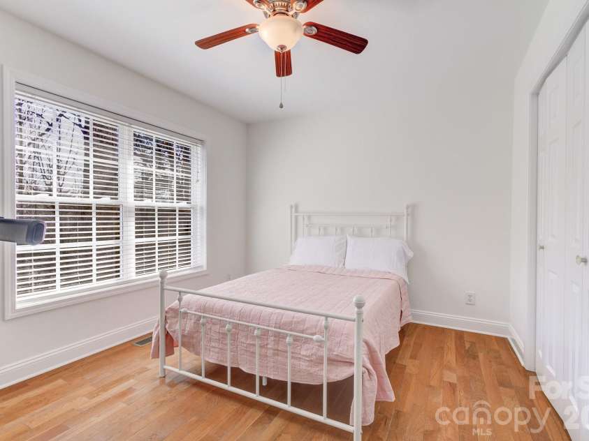 122 Loggers Run, Hendersonville, NC 28739.  MLS# CAR4355487, YatesRealty ID 15215. 
