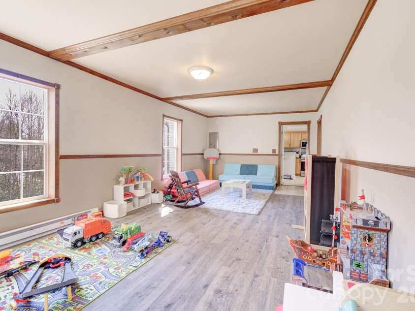 122 Loggers Run, Hendersonville, NC 28739.  MLS# CAR4355487, YatesRealty ID 15215. 