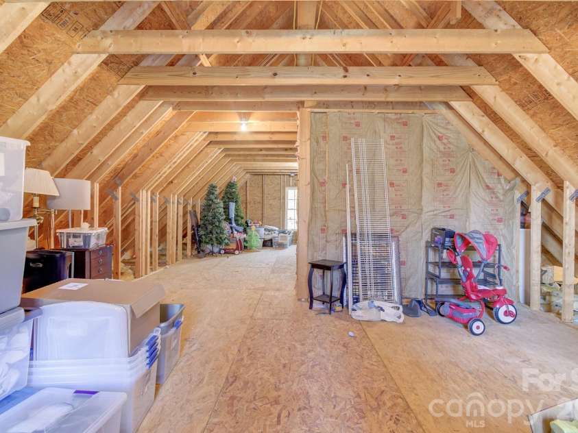 122 Loggers Run, Hendersonville, NC 28739.  MLS# CAR4355487, YatesRealty ID 15215. 