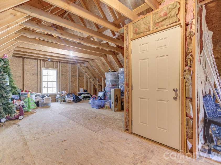 122 Loggers Run, Hendersonville, NC 28739.  MLS# CAR4355487, YatesRealty ID 15215. 
