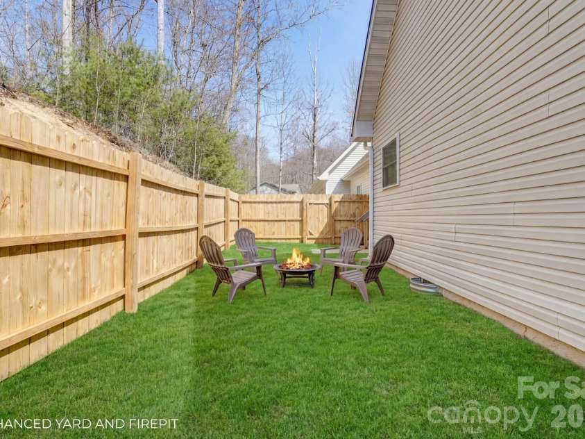 122 Loggers Run, Hendersonville, NC 28739.  MLS# CAR4355487, YatesRealty ID 15215. 