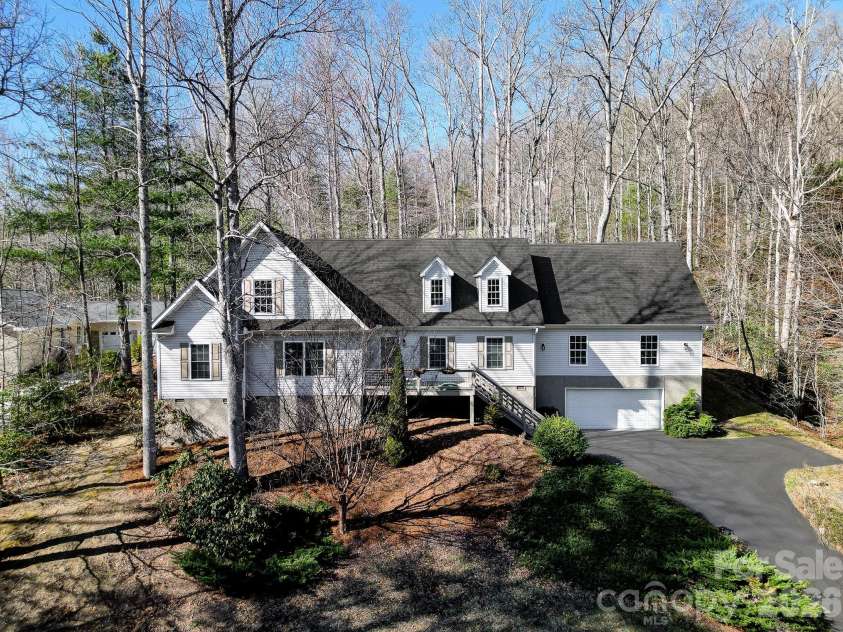 122 Loggers Run, Hendersonville, NC 28739.  MLS# CAR4355487, YatesRealty ID 15215. 