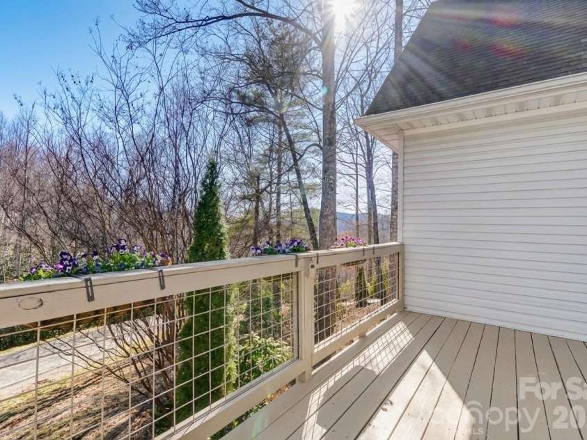 122 Loggers Run, Hendersonville, NC 28739.  MLS# CAR4355487, YatesRealty ID 15215. 