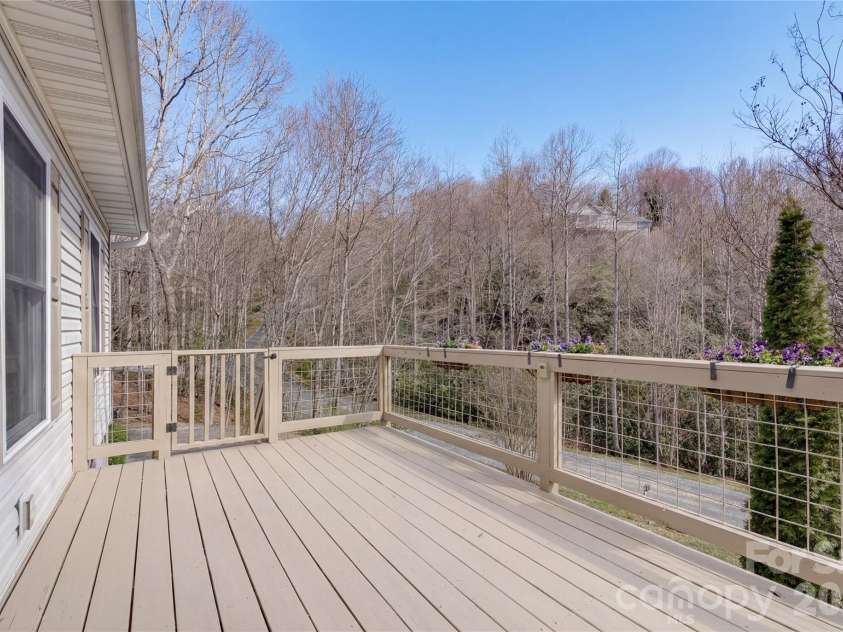 122 Loggers Run, Hendersonville, NC 28739.  MLS# CAR4355487, YatesRealty ID 15215. 