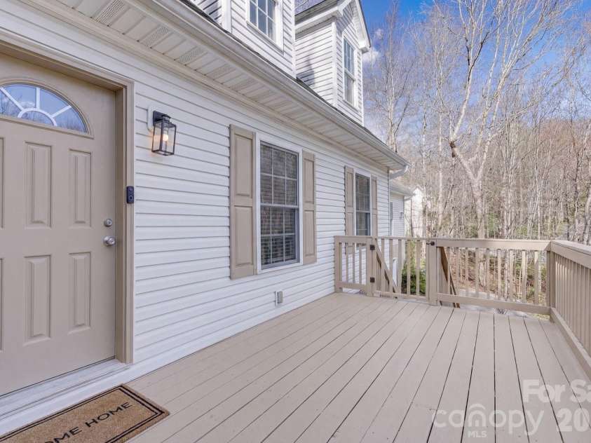 122 Loggers Run, Hendersonville, NC 28739.  MLS# CAR4355487, YatesRealty ID 15215. 