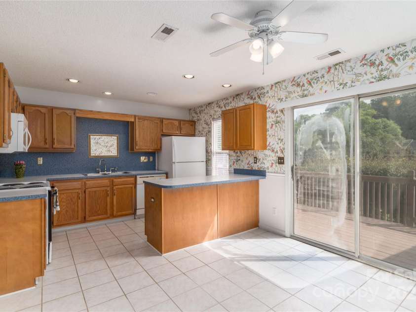 9006 Four Mile Creek Road, Charlotte, NC 28277.  MLS# CAR4260966, YatesRealty ID 15215. Kitchen