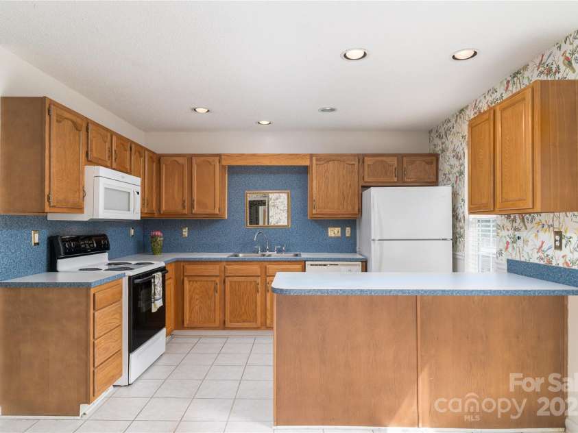 9006 Four Mile Creek Road, Charlotte, NC 28277.  MLS# CAR4260966, YatesRealty ID 15215. Kitchen