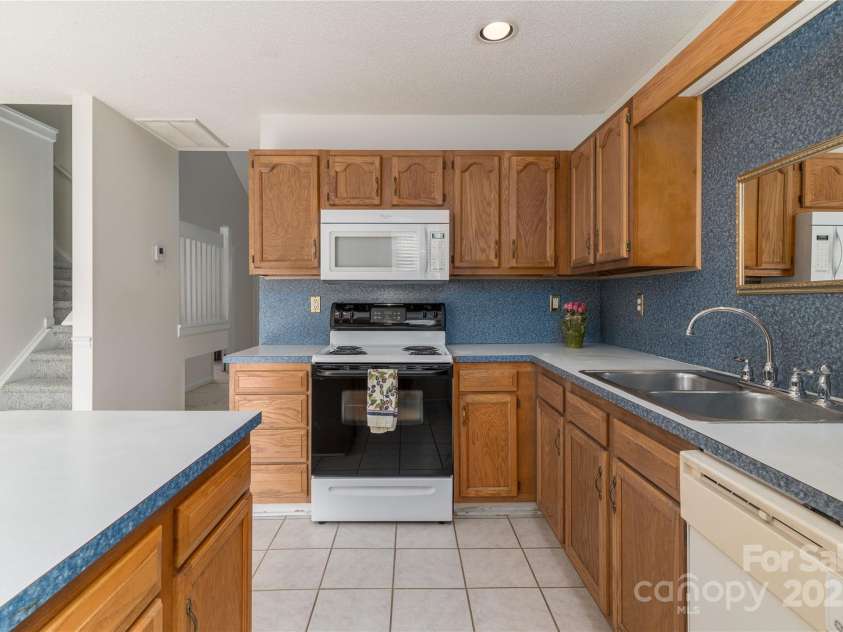 9006 Four Mile Creek Road, Charlotte, NC 28277.  MLS# CAR4260966, YatesRealty ID 15215. Kitchen