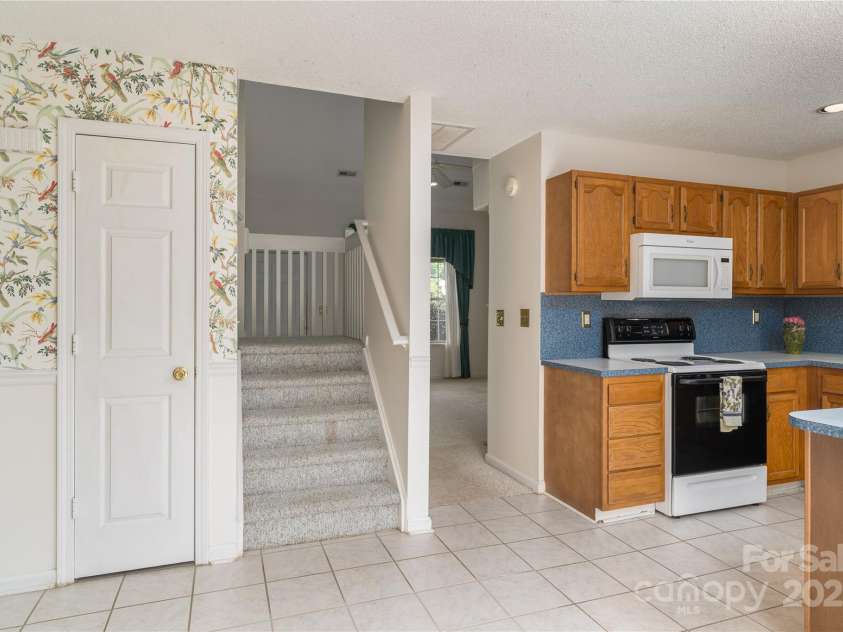 9006 Four Mile Creek Road, Charlotte, NC 28277.  MLS# CAR4260966, YatesRealty ID 15215. Kitchen