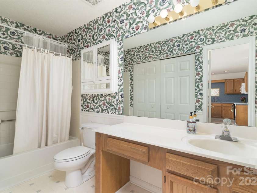 9006 Four Mile Creek Road, Charlotte, NC 28277.  MLS# CAR4260966, YatesRealty ID 15215. Primary Bathroom