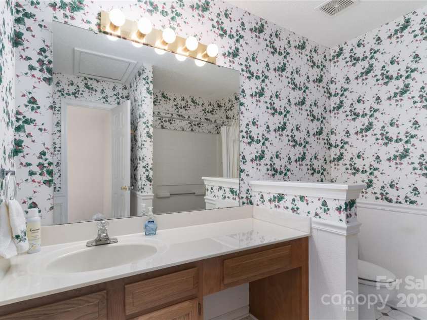 9006 Four Mile Creek Road, Charlotte, NC 28277.  MLS# CAR4260966, YatesRealty ID 15215. Upstairs Bathroom