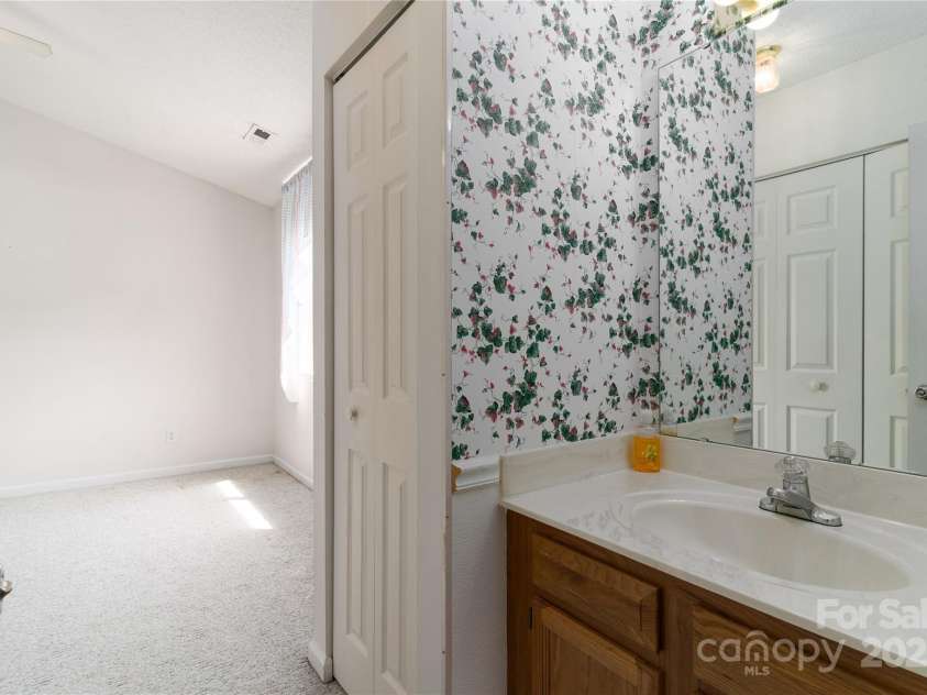 9006 Four Mile Creek Road, Charlotte, NC 28277.  MLS# CAR4260966, YatesRealty ID 15215. Upstairs Bathroom
