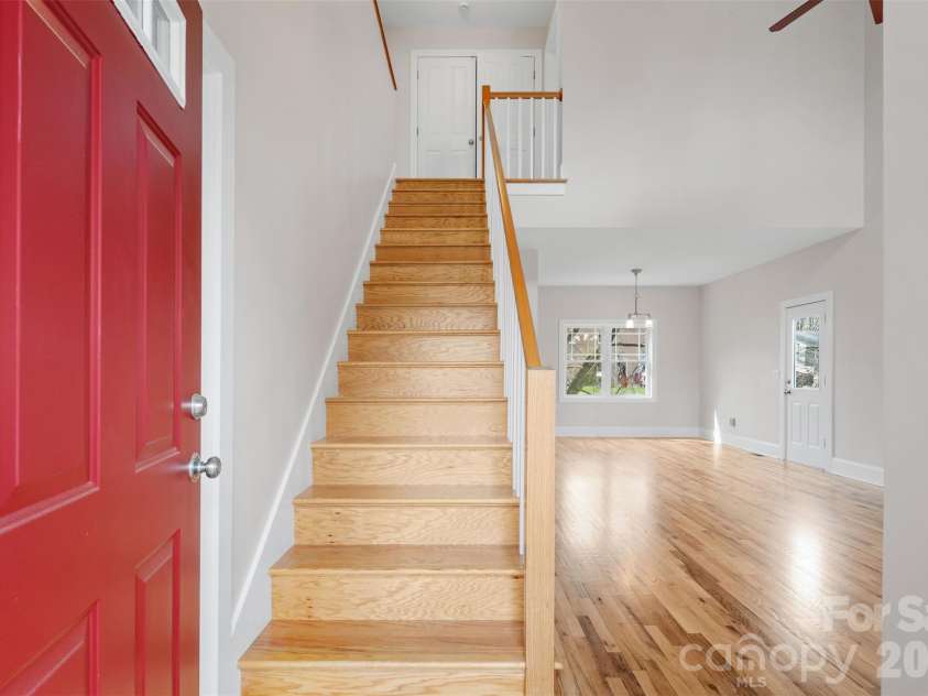 21 Lamar Avenue, Asheville, NC 28803.  MLS# CAR4371572, YatesRealty ID 15218. 