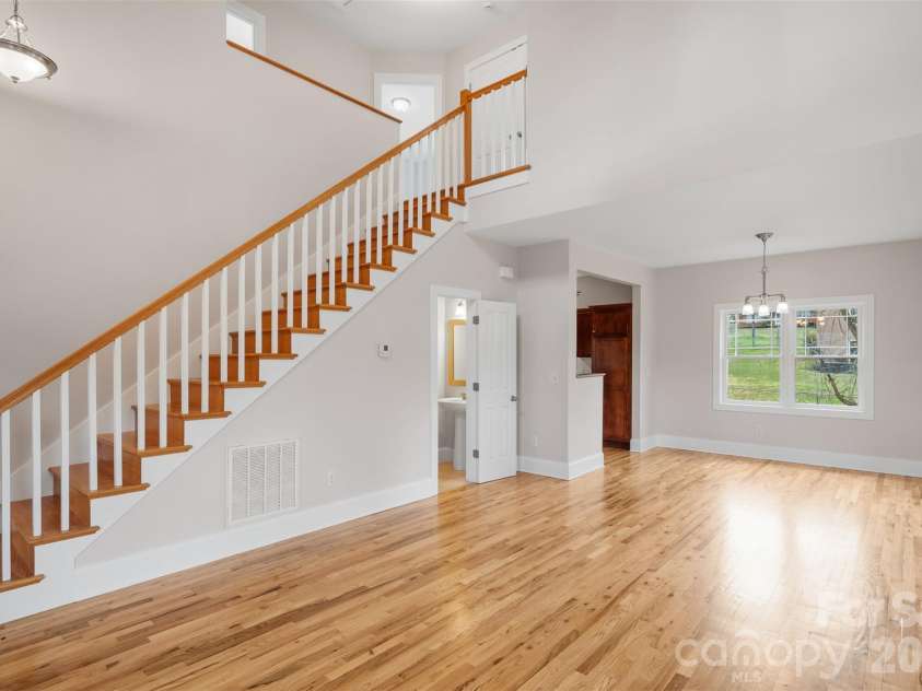 21 Lamar Avenue, Asheville, NC 28803.  MLS# CAR4371572, YatesRealty ID 15218. 