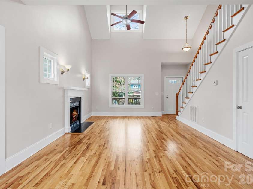 21 Lamar Avenue, Asheville, NC 28803.  MLS# CAR4371572, YatesRealty ID 15218. 