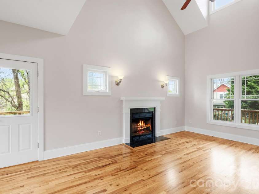 21 Lamar Avenue, Asheville, NC 28803.  MLS# CAR4371572, YatesRealty ID 15218. 
