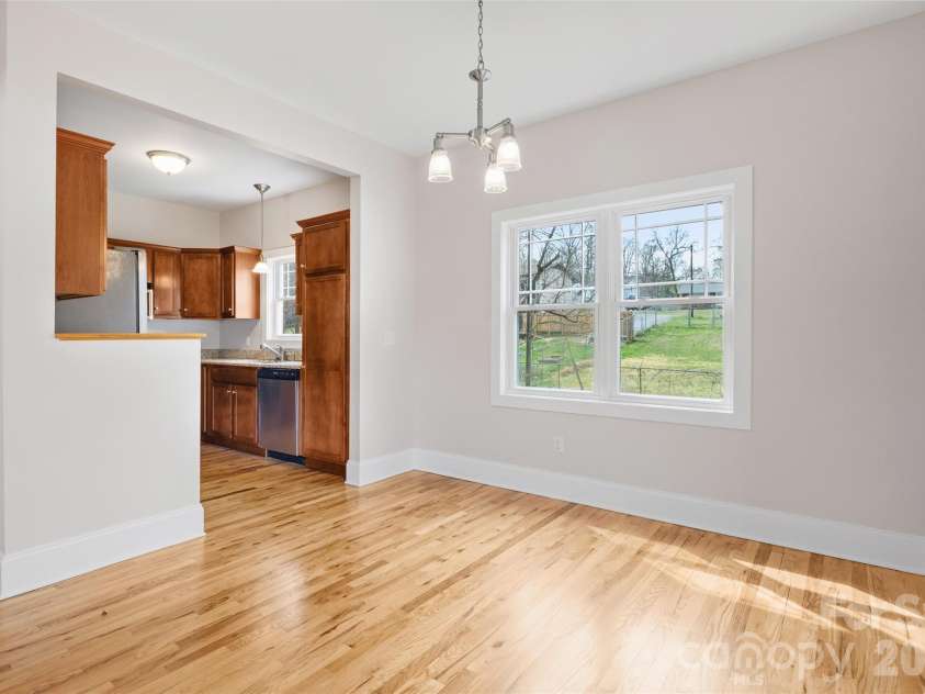 21 Lamar Avenue, Asheville, NC 28803.  MLS# CAR4371572, YatesRealty ID 15218. 
