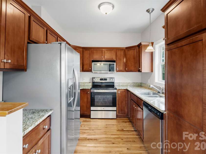 21 Lamar Avenue, Asheville, NC 28803.  MLS# CAR4371572, YatesRealty ID 15218. 