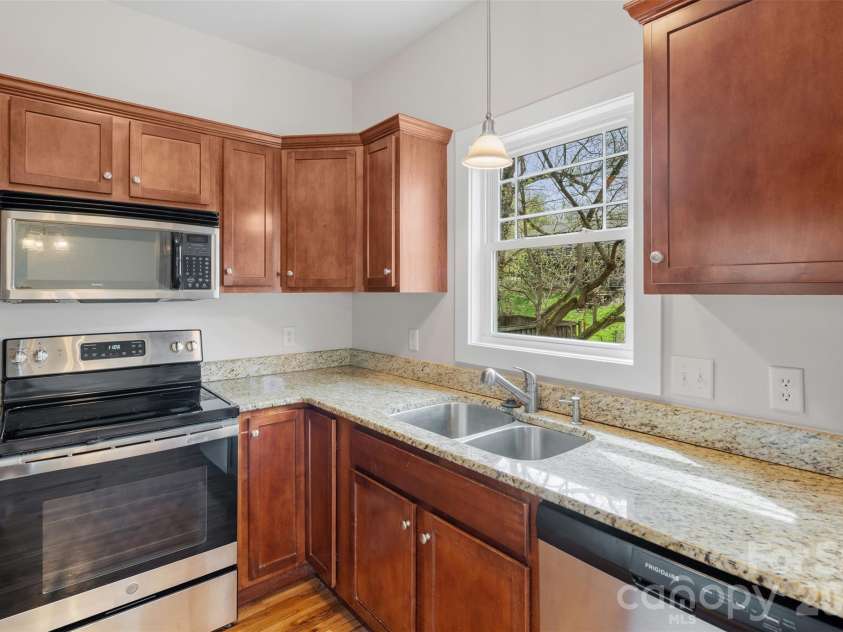 21 Lamar Avenue, Asheville, NC 28803.  MLS# CAR4371572, YatesRealty ID 15218. 