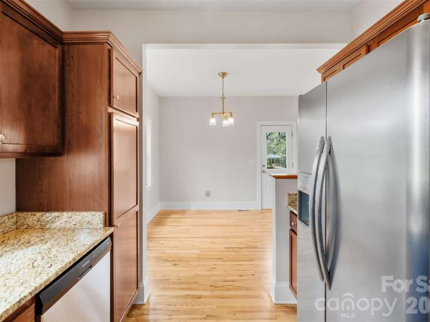 21 Lamar Avenue, Asheville, NC 28803.  MLS# CAR4371572, YatesRealty ID 15218. 