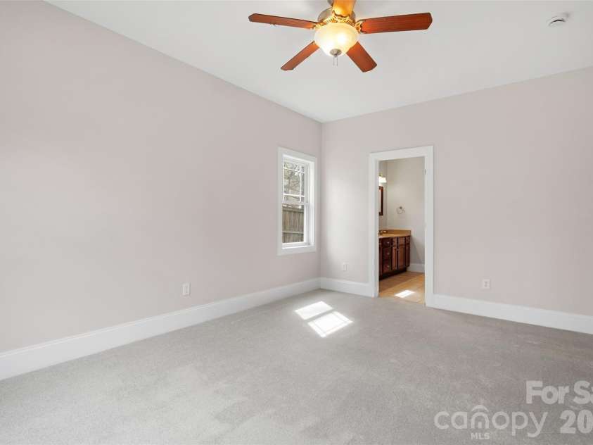 21 Lamar Avenue, Asheville, NC 28803.  MLS# CAR4371572, YatesRealty ID 15218. 
