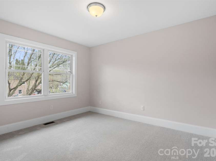 21 Lamar Avenue, Asheville, NC 28803.  MLS# CAR4371572, YatesRealty ID 15218. 