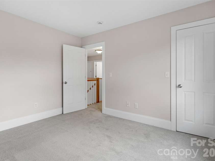 21 Lamar Avenue, Asheville, NC 28803.  MLS# CAR4371572, YatesRealty ID 15218. 