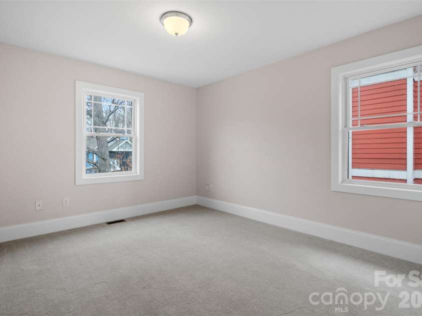 21 Lamar Avenue, Asheville, NC 28803.  MLS# CAR4371572, YatesRealty ID 15218. 
